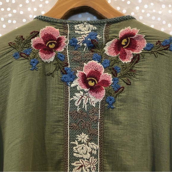 Johnny Was Embroidered Button Front Top Gauze Bird Flowers Green Size Medium - Picture 8 of 11